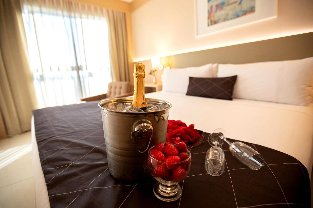 Cullinan Hplus Premium Μπραζίλια Εξωτερικό φωτογραφία A champagne bottle in a cooler